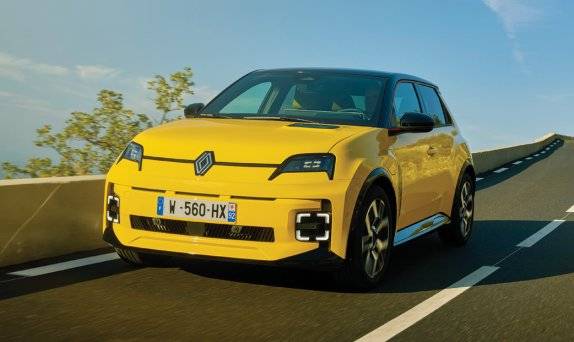 클래식한 디자인과 도심 주행에 적합한 성능으로 유럽시장에서 인기를 끌고 있는&nbsp;소형 전기차(EV)&nbsp;‘르노 5 E-테크’. 르노 제공