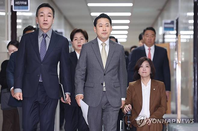 최고위 참석하는 장동혁 대표 (서울=연합뉴스) 김주성 기자 = 국민의힘 장동혁 대표와 김민수 최고위원, 최보윤 수석대변인이 6일 서울 여의도 국회에서 열린 최고위원회의에 참석하고 있다. 2025.11.6 utzza@yna.co.kr
