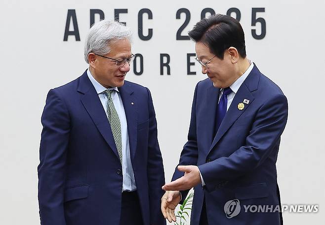 젠슨 황 대표 맞이하는 이재명 대통령 (경주=연합뉴스) 김도훈 기자 = 이재명 대통령이 지난달 31일 APEC 정상회의장인 경주화백컨벤션센터에서 젠슨 황 엔비디아 최고경영자와 면담 전 기념 촬영을 마친 뒤 자리를 안내하고 있다. 2025.11.6