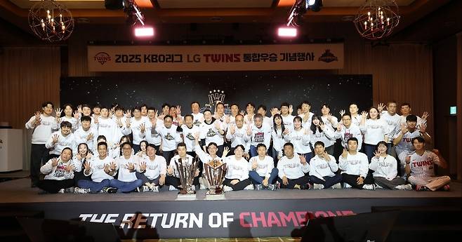 통합우승 일군 LG 트윈스 프런트 (서울=연합뉴스) 구광모 LG 트윈스 구단주가 6일 곤지암리조트에서 열린 통합우승 기념 행사에서 프런트와 기념 촬영하고 있다. [LG 트윈스 제공. 재판매 및 DB금지]