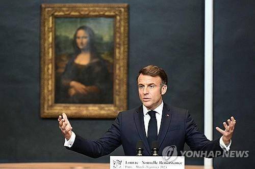 올해 1월 루브르 박물관 현대화 작업 발표하는 마크롱 [AFP 연합뉴스 자료사진. 재판매 및 DB 금지]