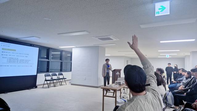 7일 오후 7시 대구 수성구 만촌역태왕디아너스 상가에서 열린 주민설명회에서 주민들이 시공사 관계자에게 질문하고 있다. 김지수 기자