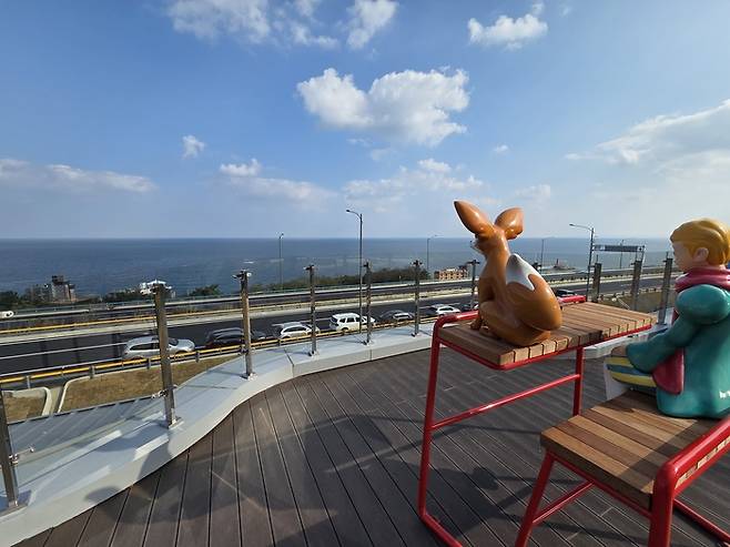 포항~영덕 고속도로 포항휴게소 2층 전망대. <전준혁기자>