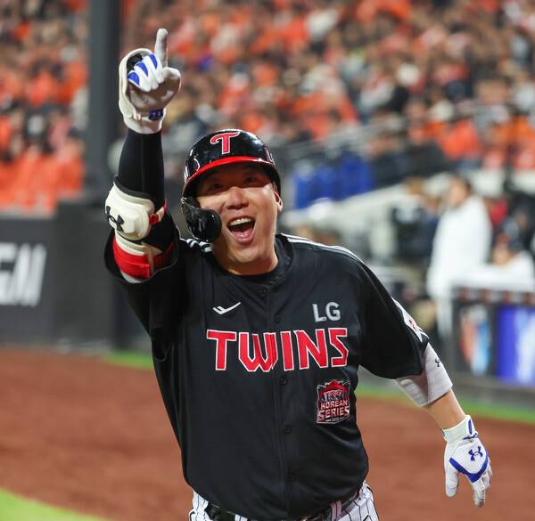 KS 3차전 홈런 직후 덕아웃을 향해 세리머니하는 김현수. (사진=LG)