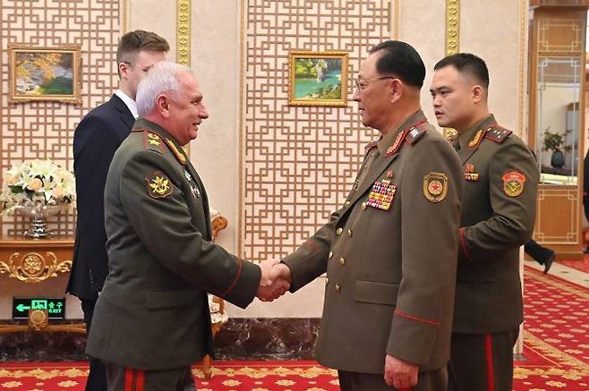 북한 노동당 기관지 노동신문은 7일 노광철 국방상이 방북 중인 러시아연방무력 군사정치총국 대표단을 전날 만났다고 보도했다. (사진=뉴스1)