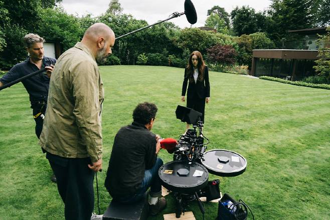 (L to R) Director Yorgos Lanthimos, director of photography Robbie Ryan and actor Emma Stone on the set of BUGONIA, a Focus Features release.Credit: Atsushi Nishijima/Focus Features  2025 All Rights Reserved.