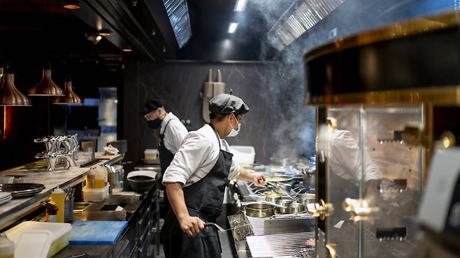 조리흄, 분진 등에 장기간 노출된 사람이 기침이나 호흡곤란 증상이 계속된다면 폐섬유증을 의심해 봐야 한다 ｜출처: 클립아트코리아