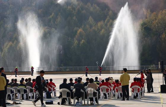 6일 강원도 원주 산림항공본부에서 산불진화 관ㆍ군 합동훈련을 하고 있다. 이날 훈련은 이재명 대통령이 참관했다. 〈사진=연합뉴스〉