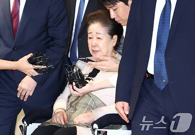 불법 정치 자금 제공 혐의를 받는 한학자 통일교 총재가 17일 오후 서울 종로구 김건희 특검팀(특별검사 민중기) 사무실에서 나오고 있다. 2025.9.17/뉴스1 ⓒ News1 김민지 기자