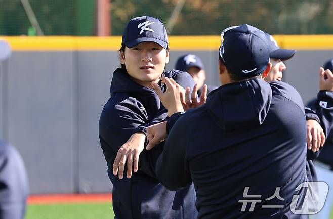 야구 국가대표팀 곽빈이 3일 오후 경기 고양시 국가대표 야구훈련장에서 열린 소집훈련에서 몸을 풀고 있다. 류지현 감독이 이끄는 대표팀은 오는 8,9일 체코에 이어 15,16일에 일본과의 평가전 경기를 치를 예정이다. 2025.11.3/뉴스1 ⓒ News1 구윤성 기자