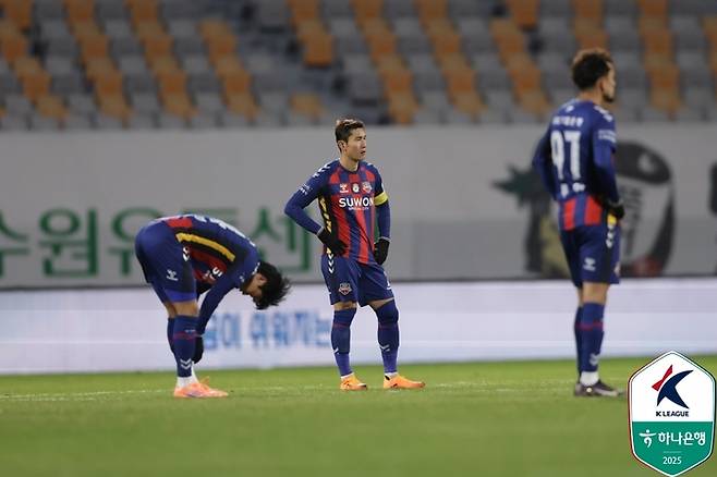 수원FC 선수들이 대구전에서 무승부를 거둔 뒤 아쉬워하고 있다. 사진 | 한국프로축구연맹