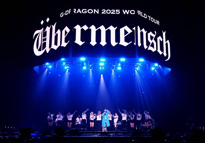 지난 8월 22일 미국 뉴어크에서 진행된 ‘G-DRAGON 2025 월드투어 [위버맨쉬]’에서 지드래곤이 무대를 펼치고 있다.   사진ㅣ쿠팡플레이