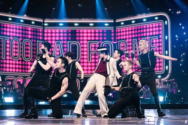 지난 9월 20일 프랑스 파리에서 진행된 ‘G-DRAGON 2025 월드투어 [위버맨쉬]’에서 지드래곤이 무대를 펼치고 있다.  사진ㅣ쿠팡플레이