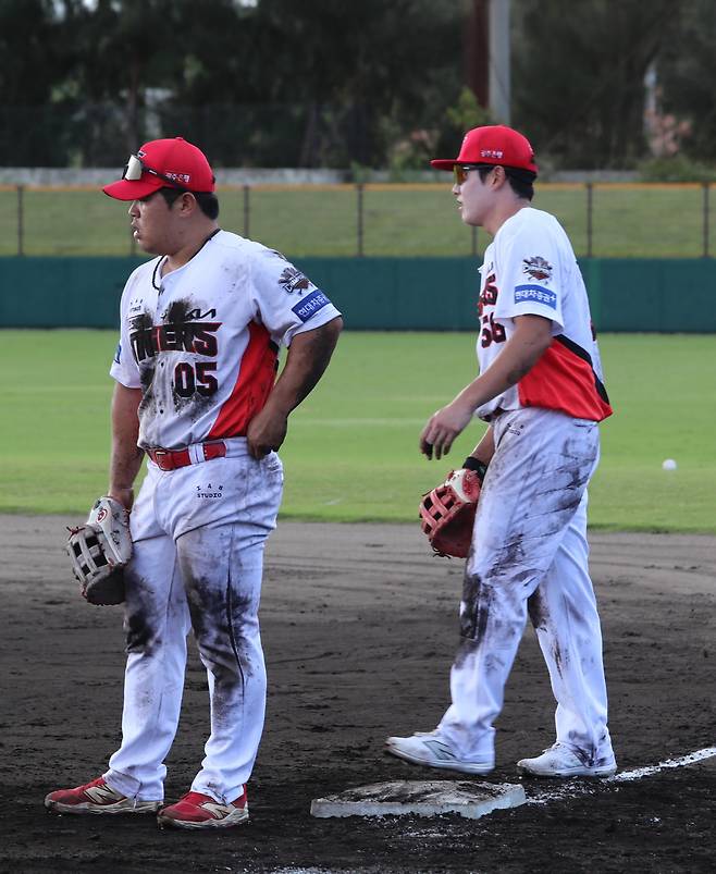 1루 수비 훈련을 받는 오선우(오른쪽). 사진제공=KIA 타이거즈