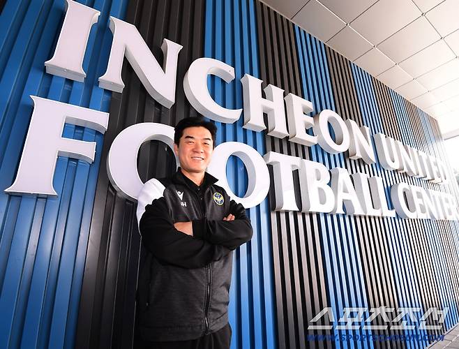 인천 유나이티드FC 윤정환 감독이 인천 연수구 인천유나이티드FC 축구센터에서 본지와 인터뷰에 앞서 포즈를 취하고 있다. 인천=송정헌 기자songs@sportschosun.com/2025.11.05/