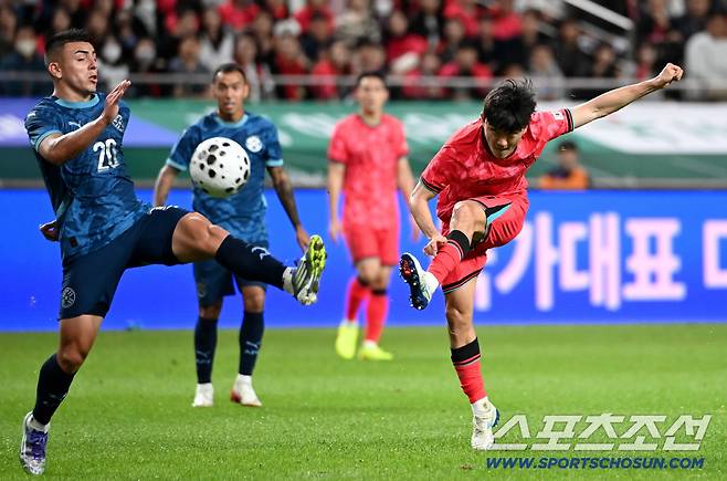 14일 서울월드컵경기장에서 열린 대한민국 축구대표팀과 파라과이의 평가전. 황인범이 슛팅을 시도하고 있다. 상암=허상욱 기자wook@sportschosun.com/2025.10.14/
