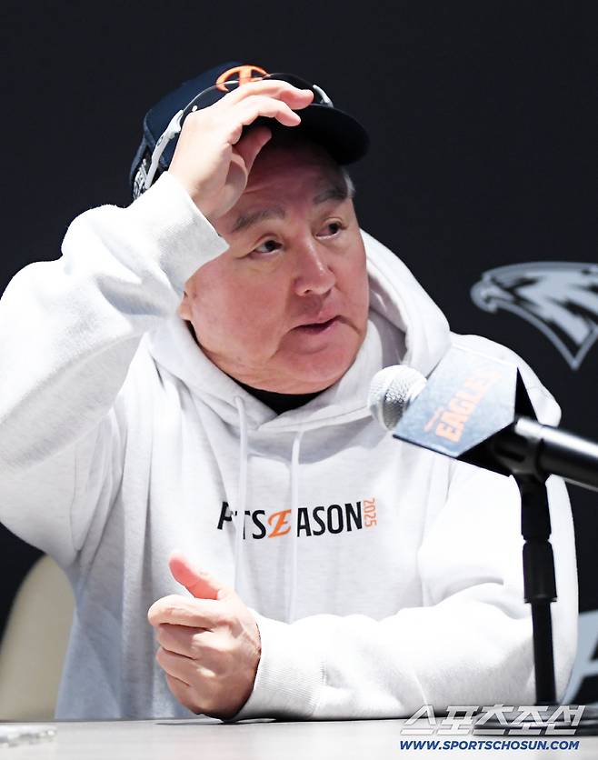 31일 대전 한화생명볼파크에서 열린 한국시리즈 5차전 한화 이글스와 LG 트윈스의 경기. 한화 김경문 감독이 인터뷰룰 하고 있다. 대전=박재만 기자 pjm@sportschosun.com/2025.10.31/