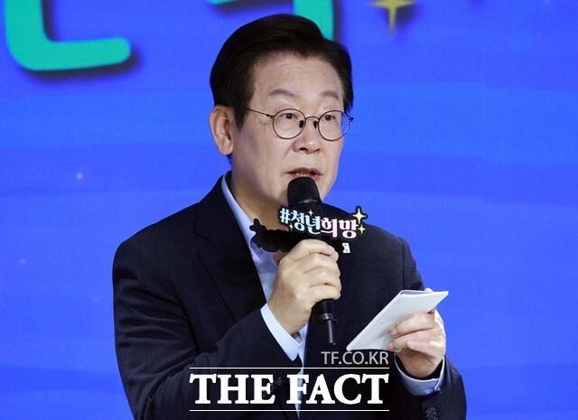 이재명 대통령은 지난 9월 19일 서울 마포구 구름아래 소극장에서 열린 2030 청년 소통·공감 토크콘서트에서 "공공주택의 질과 위치도 제일 좋은 곳에 잡아야 한다. 앞으로 방향을 그렇게 바꿀 것"이라고 말했다. /뉴시스