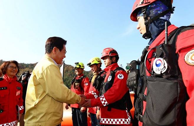 이재명 대통령이 6일 강원도 원주 산림항공본부에서 산불진화 관ㆍ군 합동훈련 참관에 앞서 대원들을 격려하고 있다. 연합뉴스