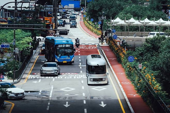 청계천을 순환하는 버스로 운영중인 오토노머스에이투지의 자율주행차 로이(ROii)
