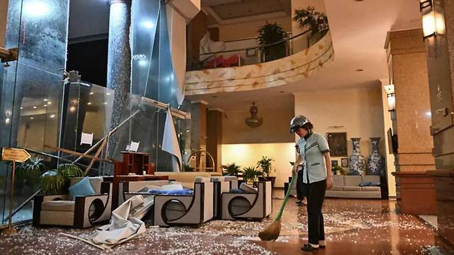 심각한 피해를 본 퀴논 해변 인근 한 호텔은 지난 6일 대대적인 복구 작업에 들어갔다