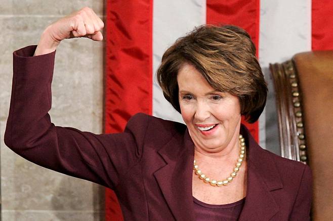 낸시 펠로시 미국 하원의장이 2007년 1월 사상 최초의 여성 하원의장으로 선출된 후 연단에 올라 환호하고 있다. /연합뉴스