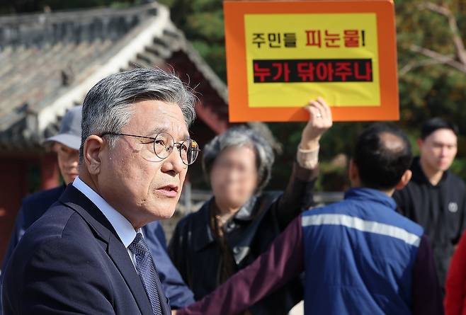 허민 국가유산청장이 7일 오후 서울 종묘 정전 하월대에서 종묘 앞 개발 관련 대법원 판결과 관련해 입장을 밝히고 있다. 앞서 대법원은 지난 6일 국가유산청(옛 문화재청)과 사전 협의 없이 문화재 외곽 지역 개발규제를 완화한 서울시 조례 개정은 정당하다고 판단을 내린 바 있다. /뉴스1