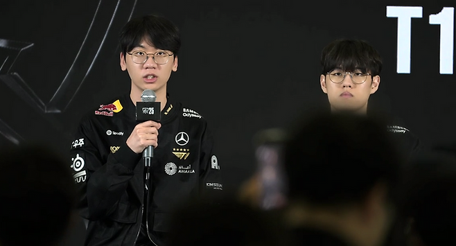 '도란' 최현준(왼쪽)과 '오너' 문현준이 7일 중국 청두에서 열린 2025 롤드컵 결승 미디어데이에 참석해 취재진의 질문에 답변하고 있다. 라이엇 게임즈 온라인 중계 캡처.