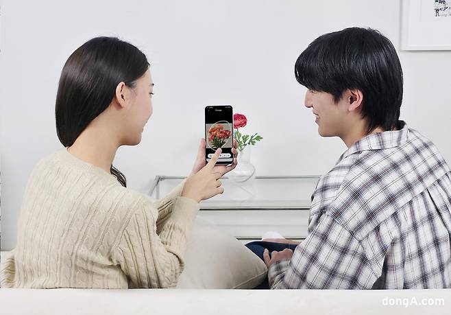 삼성전자 갤럭시 A17 LTE에 탑재된 서클투서치를 사용하는 모습