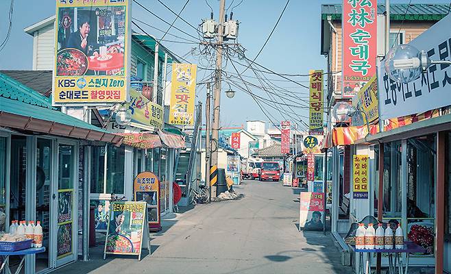 아바이 순대집이 몰려 있는 속초 아바이 마을. /최갑수