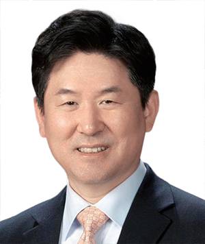 신재훈 리버스톤 자산운용 사장 - 서울대 경영학 학·석사, 미국 시카고대 MBA, 서강대 경영학 박사, ‘비욘드 스트래티지’ ‘야구 보는 CEO’ 저자