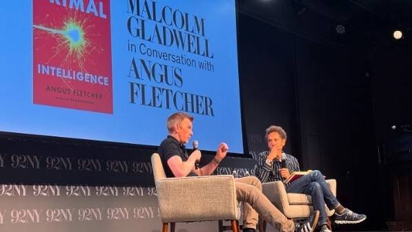 ‘고유지능’ 지은이 앵거스 플레처 교수(왼쪽)가 지난 9월 뉴욕에서 열린 행사에서 말콤 글래드웰(오른쪽)과 대담하는 모습. 앵거스 플레처 에스엔에스 갈무리
