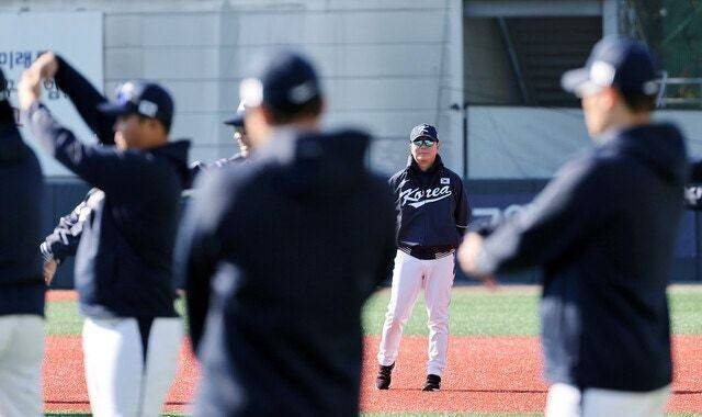 류지현 야구 대표팀 감독이 3일 경기 고양 국가대표 야구 훈련장에서 선수들의 훈련을 지켜보고 있다. 연합뉴스