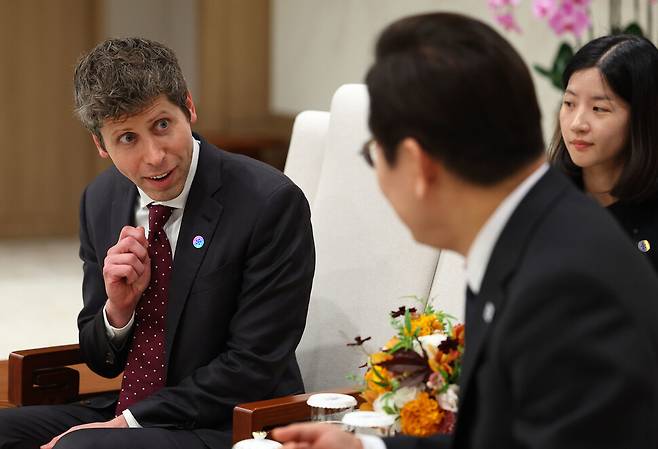 샘 올트먼 오픈에이아이(OpenAI) 최고경영자는 최근 한국을 방문해 삼성전자와 포항에, SK하이닉스와 전남에 AI 데이터센터를 짓겠다고 밝혔다. 올트먼 최고경영자가 2025년 10월1일 서울 용산 대통령실에서 이재명 대통령과 만나 이야기하고 있다. 연합뉴스