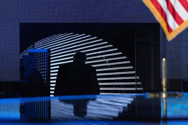 도널드 트럼프 대통령이 5일(현지시각) 플로리다주 마이애미에서 열린 아메리카비즈니스포럼에서 연설을 마친 뒤 떠나고 있다. 트럼프는 맘다니 당선을 두고 미국이 공산화되고 있다며 ‘색깔론’을 꺼냈다. 그는 이날 플로리다주 마이애미에서 열린 아메리카비즈니스포럼에서 “민주당은 이 나라 최대 도시 시장에 공산주의자를 앉혔다”며 “미국을 공산주의 쿠바, 사회주의 베네수엘라로 만들려 작정했다”고 이념 공세를 펼쳤다. 이어 “이제 공산주의자가 뉴욕에서 어떻게 하는지 보자”면서도 “그(맘다니)를 도울 거다. 뉴욕이 성공하길 바란다. 약간이겠지만”이라고도 덧붙였다. 마이애미/AP 연합뉴스