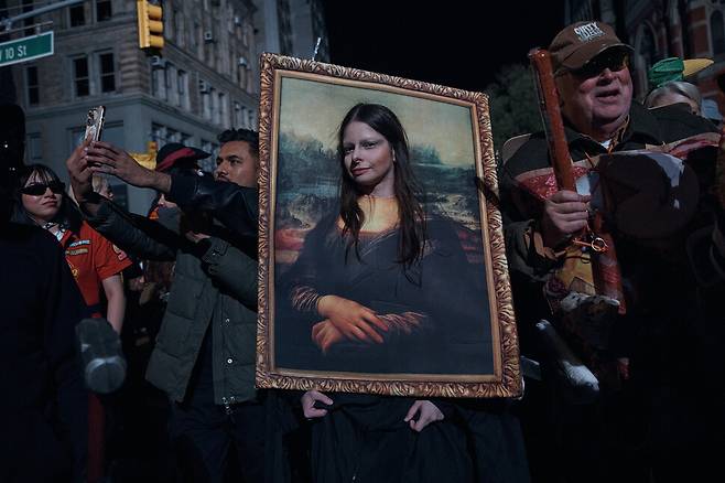 지난 달 31일(현지시각) 뉴욕에서 열린 핼로윈 퍼레이드에서 한 참가자가 레오나르도 다빈치의 ‘모나리자’ 분장을 하고 있다. 뉴욕/AP 연합뉴스