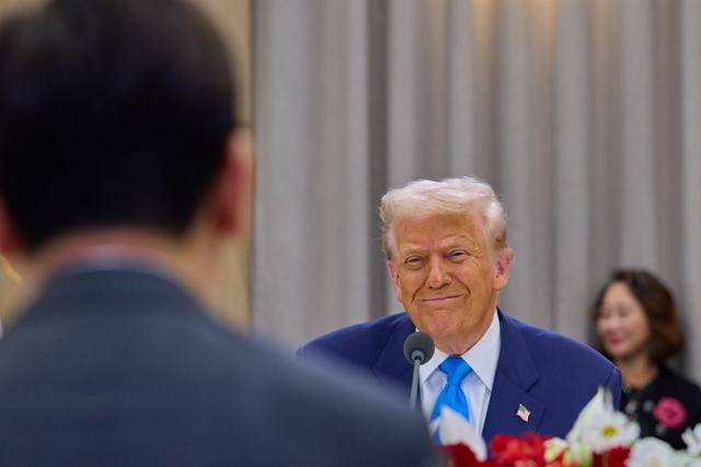 도널드 트럼프 미 대통령이 29일 경북 경주시 국립경주박물관에서 열린 확대오찬회담에서 이재명 대통령의 발언을 듣고 있다. 이재명 대통령 SNS