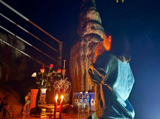 지난 1일 베트남 하노이 터이사 인근 한 바위 동굴의 '소년상' 앞에서 한 여성이 아들 임신을 기원하며 기도하고 있다. 하노이=허경주 특파원