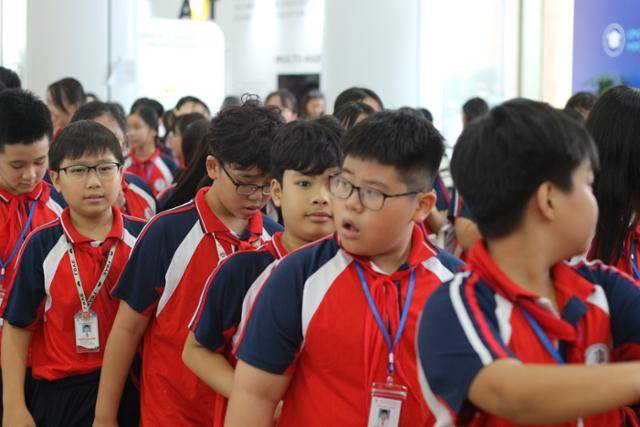 지난 10월 베트남 하노이에서 열린 한 행사장에 인근 학교에서 관람 온 학생들이 참석하고 있다. 여학생 수보다 남학생 수가 더 많다. 하노이=허경주 특파원