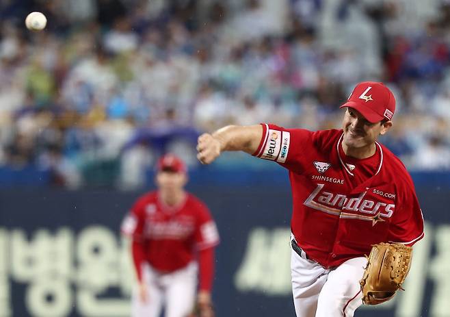 <yonhap photo-6643="">13일 대구 삼성라이온즈파크에서 열린 2025 KBO 프로야구 포스트시즌 준플레이오프 3차전 SSG 랜더스와 삼성 라이온즈의 경기. 1회말 SSG 선발로 나선 드루 앤더슨이 역투하고 있다. 2025.10.13 [연합뉴스]</yonhap>