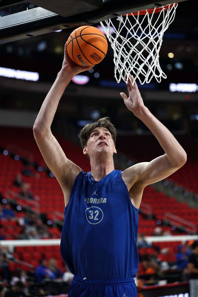 <yonhap photo-1214=""> RALEIGH, NORTH CAROLINA - MARCH 20: Olivier Rioux #32 of the Florida Gators attempts a shot during practice day prior to the First Round of the NCAA Men's Basketball Tournament at Lenovo Center on March 20, 2025 in Raleigh, North Carolina. Jared C. Tilton/Getty Images/AFP (Photo by Jared C. Tilton / GETTY IMAGES NORTH AMERICA / Getty Images via AFP)/2025-03-21 05:29:10/ <저작권자 ⓒ 1980-2025 ㈜연합뉴스. 무단 전재 재배포 금지, AI 학습 및 활용 금지></yonhap>
