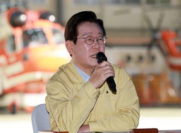 이재명 대통령이 6일 강원도 원주 산림항공본부에서 산불진화 관ㆍ군 합동훈련에 앞서 산불대책 브리핑을 들은 후 발언하고 있다. 2025.11.6 [사진=연합뉴스]
