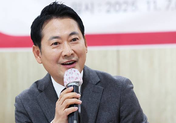 국민의힘 장동혁 대표가 7일 경기도 용인시 수지구의 한 아파트 단지에서 열린 '부동산 정책 정상화 특별위원회-부동산 대책 경기도 현장 간담회'에서 발언하고 있다. [사진=연합뉴스]