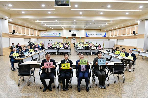 지난 6일 전남 여수시의회에서 개최된 여수시 지역교육 협력강화 정책토론회에서 참석자들이 관련 퍼포먼스를 하며 기념촬영을 하고 있다. [사진=여수시의회]