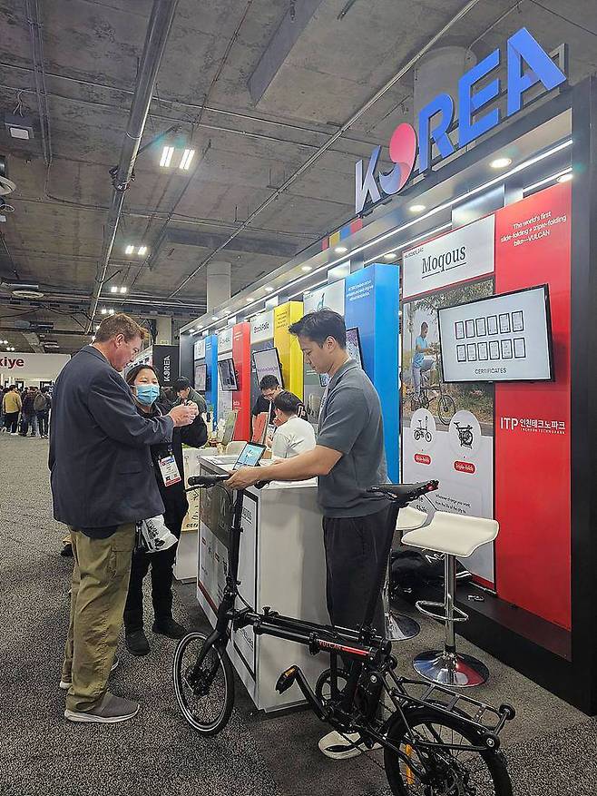 박람회에서 팝 사이클을 소개하는 홍복용 대표(가장 오른쪽) / 출처 = 마커스
