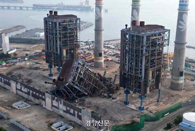 울산화력발전소 보일러 타워 붕괴 사고 이틀째인 7일 울산 남구 용잠동 한국동서발전 울산발전본부 울산화력발전소 사고 현장에 보일러 타워가 무너져 있다.