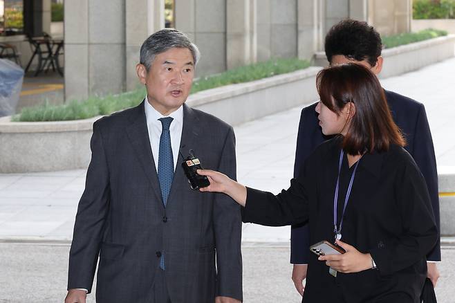 12·3 비상계엄 전후 상황 전반에 관여한 혐의를 받는 조태용 전 국정원장이 지난달 17일 서울 서초구 서울고검에 마련된 조은석 내란특별검사팀 사무실에 피의자 신분으로 출석해 취재진 질문에 답하고 있다. 연합뉴스