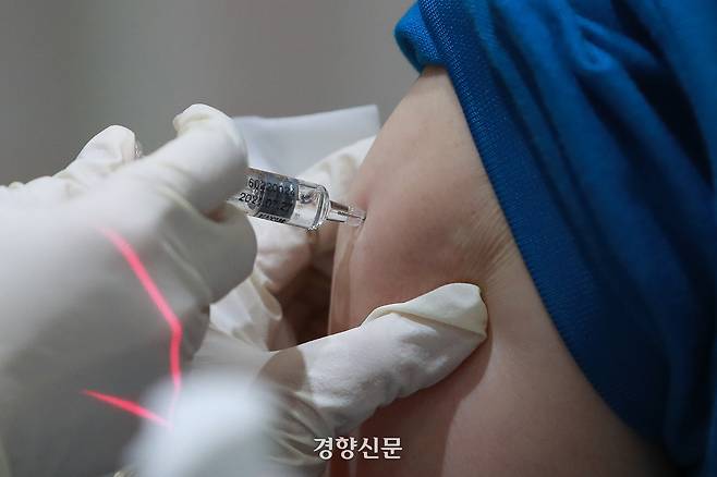 한 시민이 독감 예방접종을 맞고 있다. 이준헌 기자