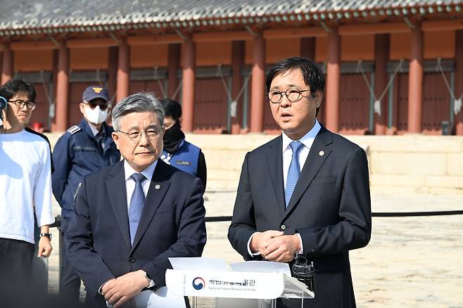 Korea Heritage Service Administrator Huh Min (left) and Culture Minister Chae Hwi-young denounce Seoul's high-rise plan near Jongmyo in front of local reporters at Jongmyo's Jeongjeon in Seoul on Friday. (KHS)