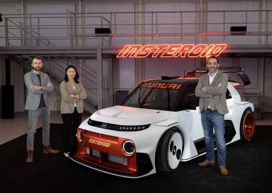 From left, Hyundai Design Center Europe's exterior designer Christofer Saetrang, Hyundai Design Center Europe's lead interior designer Seo Dal-im and Hyundai Design Center Europe's exterior design manager Nicola Danza pose for the camera with the Hyundai Insteroid concept at the Peaches Dowon in Seongdong District, eastern Seoul, on March 31. [HYUNDAI MOTOR]
